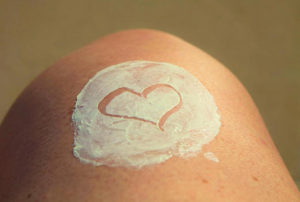 https://pixabay.com/photos/sunblock-skincare-healthy-skin-1461397/