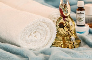 https://pixabay.com/photos/massage-therapy-essential-oils-1612308/