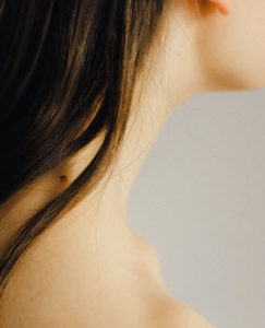https://www.pexels.com/photo/crop-female-with-long-hair-and-mole-on-neck-6114308/